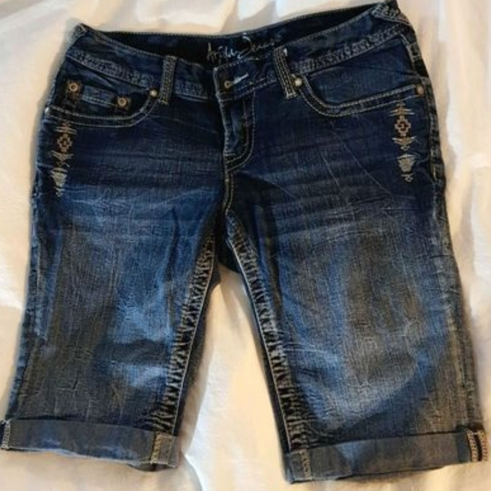 Women's Ariya Embroidered Jean Shorts. Size 7/8.